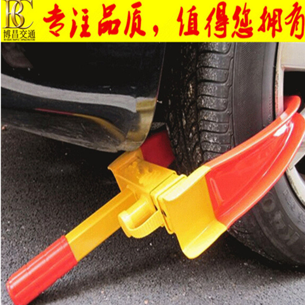 深圳城市小車亂停一把車輪鎖輕松解決