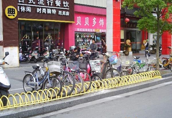 人性化螺旋式自行車停車架受到廣大市民的認(rèn)可！